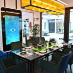 Big Brother 2020 - Esstisch mit Monitor im Glashaus