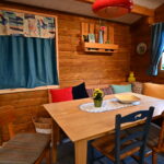 Big Brother 2020 - Esstisch im Blockhaus