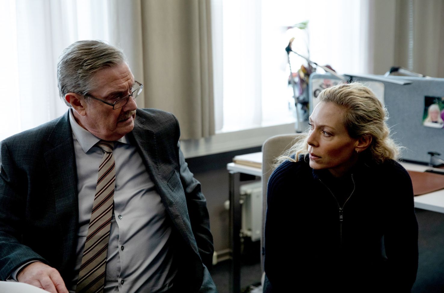 Polizeichef Hartmann (Allan Svensson) vertraut auf seine Top-Ermittlerin Maria Wern (Eva Röse).
