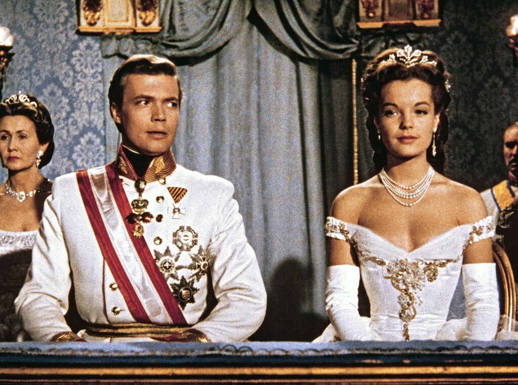 Sissi (Romy Schneider) und Franz Josef (Karlheinz Böhm) besuchen die Mailänder Scala.