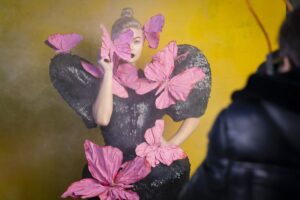 GNTM 2021 Folge 11 - Elisa ist von pinken Schmetterlingen umgeben