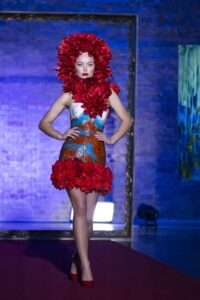 GNTM 2021 Folge 11 - Elisa mit roten Blüten gekrönt