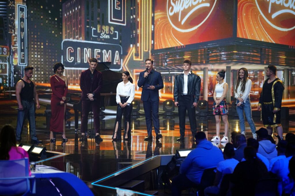DSDS 2022 Show 2 - Moderator Marco Schreyl mit den Top 8