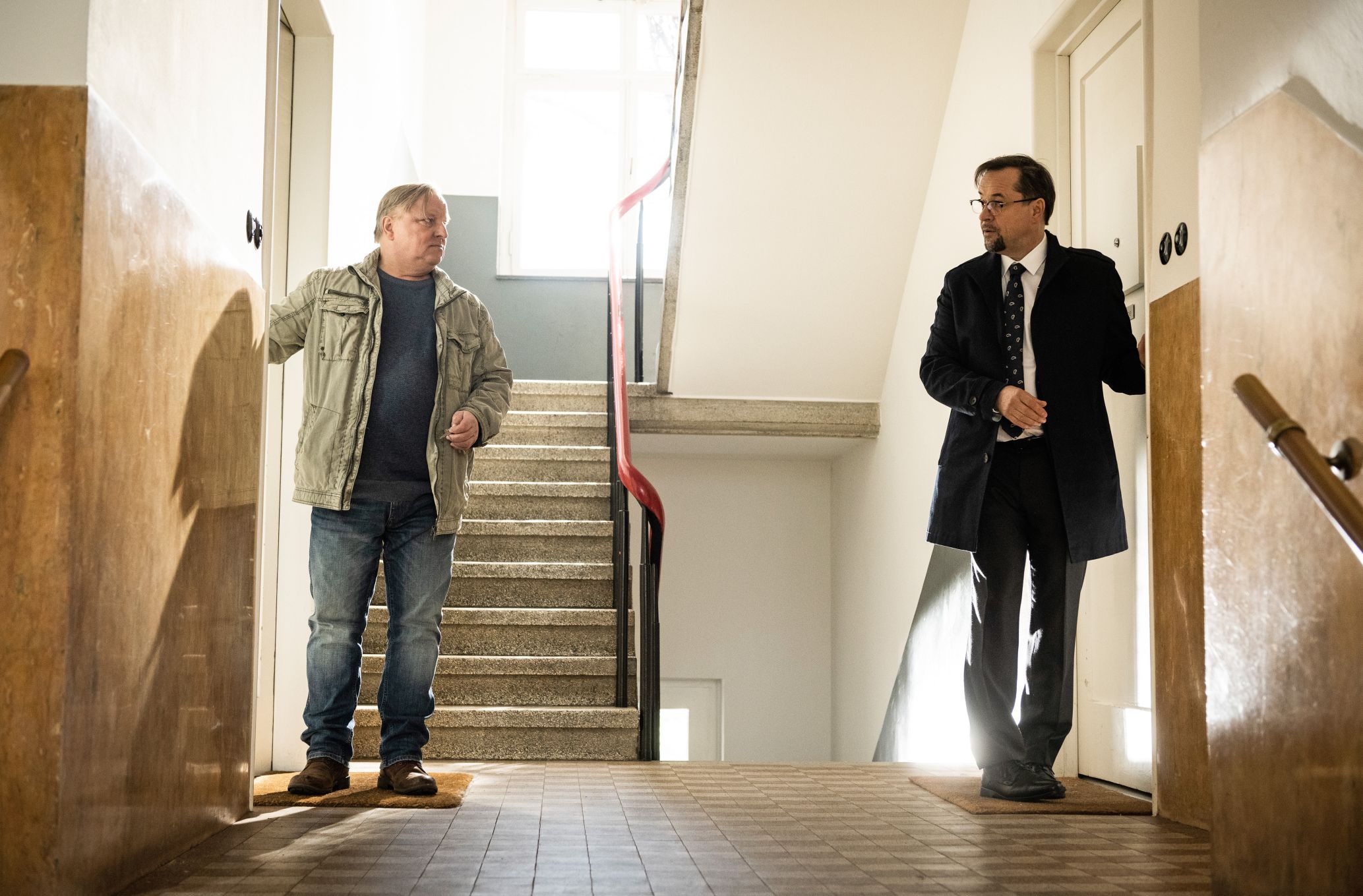 "Tatort: Ei Freund, ein guter Freund" - Ihre Wege kreuzen sich immer wieder im Job und auch zuhause. Denn der Rechtsmediziner Prof. Karl-Friedrichs Boerne (Jan Josef Liefers) (r.) und Kommissar Frank Thiel (Axel Prahl) (l.) wohnen Tür an Tür.